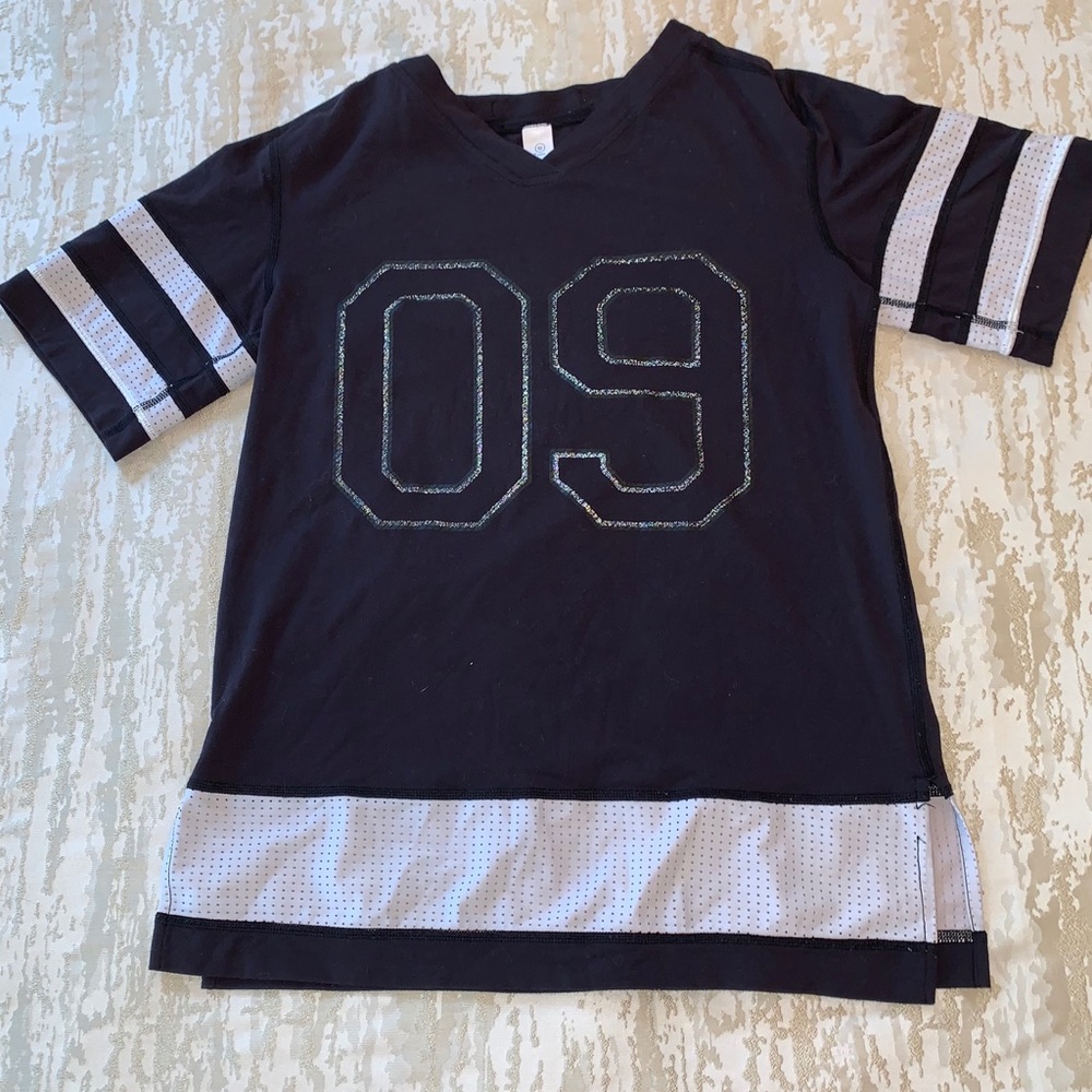 Ivivva sports shirt black and white size 10